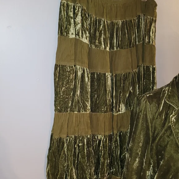 '90s Vintage Crushed Velvet Skirt & Blazer Set - Picture 3 of 11